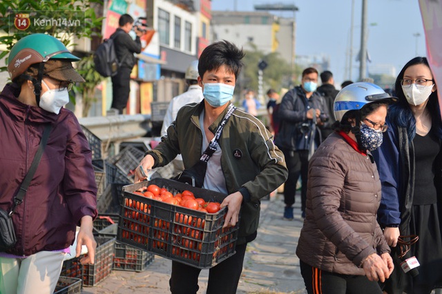 Chuyện người Hà Nội giải cứu hàng chục tấn nông sản: Hàng bán được, bà con Hải Dương mừng lắm - Ảnh 19.