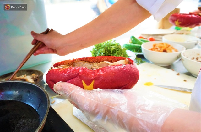 Unemployed because of the Covid-19 translation, chefs still create free "patriotic bread" for the poor in Danang - Photo 5.