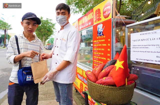 Thất nghiệp vì dịch Covid-19, các đầu bếp vẫn tạo ra những ổ “bánh mì yêu nước” miễn phí cho người nghèo ở Đà Nẵng - Ảnh 6.