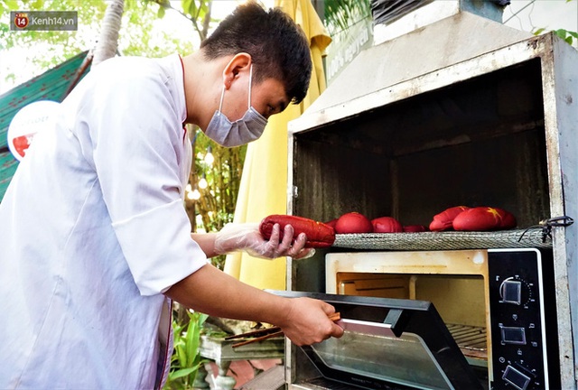 Thất nghiệp vì dịch Covid-19, các đầu bếp vẫn tạo ra những ổ “bánh mì yêu nước” miễn phí cho người nghèo ở Đà Nẵng - Ảnh 7.