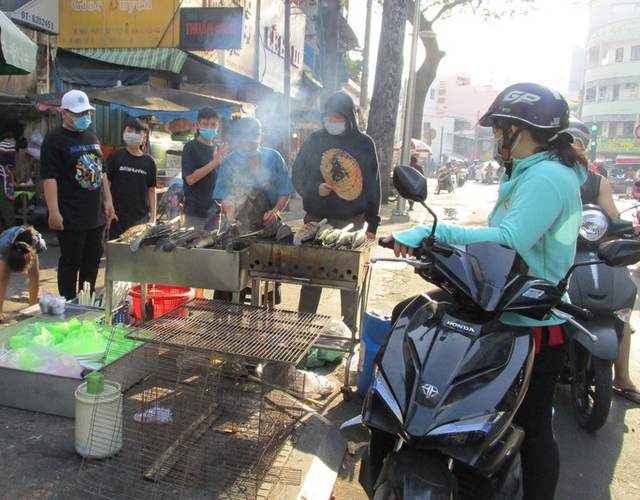  Heo quay 450.000 đồng/kg, khách vẫn tranh nhau mua cúng Thần Tài  - Ảnh 6.