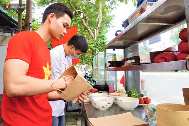 Unemployed because of the Covid-19 translation, chefs still create free "patriotic bread" for the poor in Danang - Photo 9.