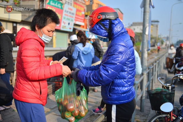 Chuyện người Hà Nội giải cứu hàng chục tấn nông sản: Hàng bán được, bà con Hải Dương mừng lắm - Ảnh 10.