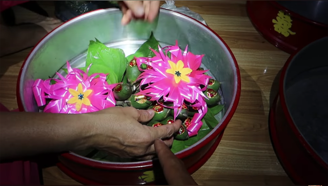 Một YouTuber đình đám của Việt Nam vừa cưới vợ, sính lễ vô cùng khác lạ nhưng cũng chưa gây chú ý bằng dàn phù rể - Ảnh 3.
