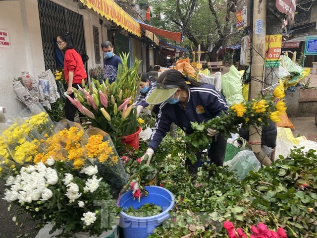 Chợ họp sớm, tiểu thương bỏng tay đóng hàng tạ xôi ngày Rằm - Ảnh 3.