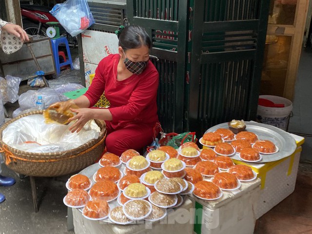 Chợ họp sớm, tiểu thương bỏng tay đóng hàng tạ xôi ngày Rằm - Ảnh 8.