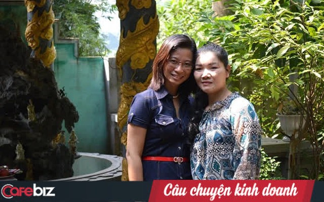 Nhà văn Việt Hà - người chấp bút (trái) chụp ảnh cùng nhân vạt Hoàng Thị Thiêm (phải) trong lần ghé nhà làm việc về cuốn sách. Ảnh NVCC.