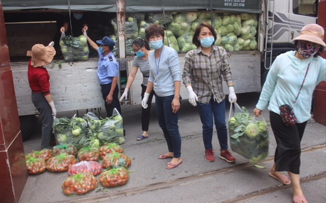 Ảnh: Người dân hỗ trợ tiêu thụ nông sản cho nông dân Mê Linh