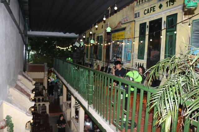 Three Hanoi style cafes between Saigon, just one word: Maze!  Photo 1.
