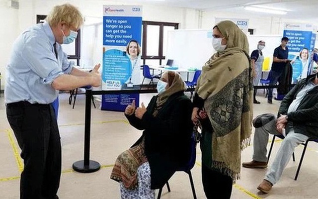 Thủ tướng Anh Boris Johnson đến thăm trung tâm tiêm vắc-xin ở hạt Tây Yorkshire – Anh hôm 1-2 Ảnh: Reuters