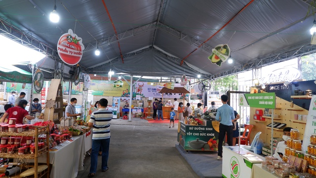 Sắm Tết ở Phiên chợ Tết xanh giữa Sài Gòn: Gi  gỉ gì gi, nông đặc sản khắp miền Nam cái gì cũng có! - Ảnh 2.