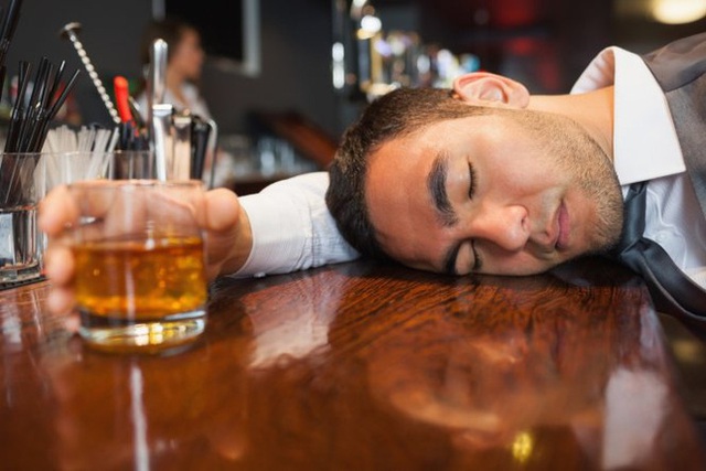 Nghiện bia rượu có thể rút ngắn tuổi thọ của bạn tới 28 năm - Ảnh 1.