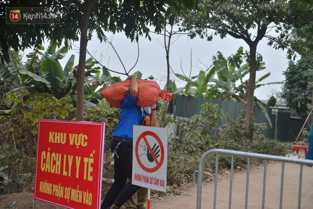 Chàng sinh viên FPT ngày ngày đứng chốt kiểm dịch, vác đồ tiếp tế giúp dân: Chỉ cần mọi người an toàn, 30, mùng 1 Tết em vẫn sẽ trực - Ảnh 2.