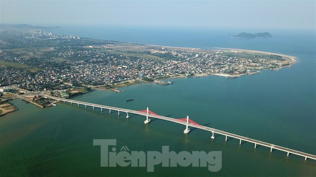 Nhìn từ trên cao cây cầu 950 tỷ đồng nối Nghệ An và Hà Tĩnh - Ảnh 1.