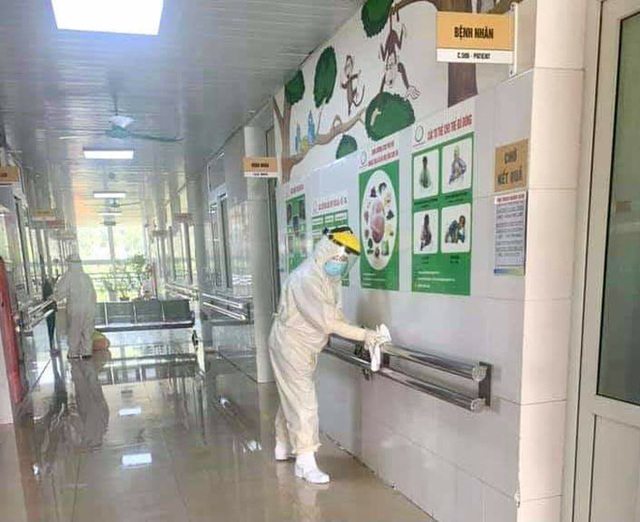 Xúc động hình ảnh những cán bộ kiểm soát nhiễm khuẩn làm việc không ngừng nghỉ tại bệnh viện điều trị Covid-19 - Ảnh 3.