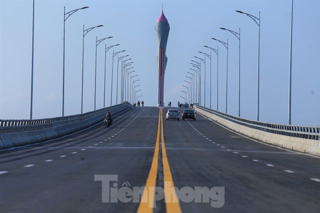 Nhìn từ trên cao cây cầu 950 tỷ đồng nối Nghệ An và Hà Tĩnh - Ảnh 3.