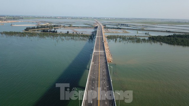 Nhìn từ trên cao cây cầu 950 tỷ đồng nối Nghệ An và Hà Tĩnh - Ảnh 4.