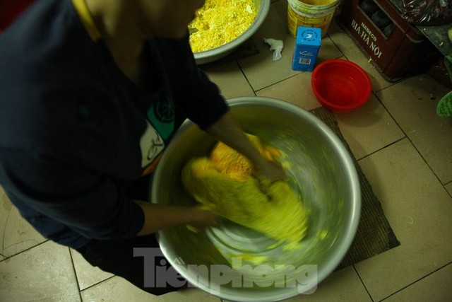 Làng nghề bánh phu thê ngon nức tiếng Bắc Ninh hối hả vào vụ Tết - Ảnh 4.