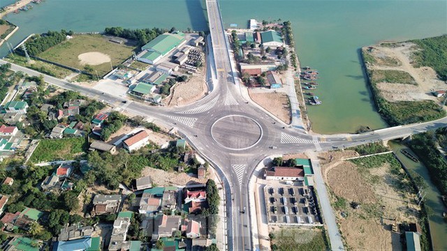Nhìn từ trên cao cây cầu 950 tỷ đồng nối Nghệ An và Hà Tĩnh - Ảnh 5.