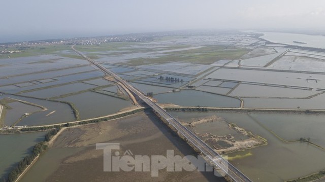 Nhìn từ trên cao cây cầu 950 tỷ đồng nối Nghệ An và Hà Tĩnh - Ảnh 6.