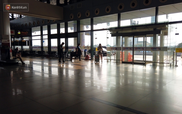 Ảnh: Sân bay Nội Bài vắng vẻ cân Tết Nguyên Đán, khác hẳn cảnh tượng đông đúc mọi năm - Ảnh 4.