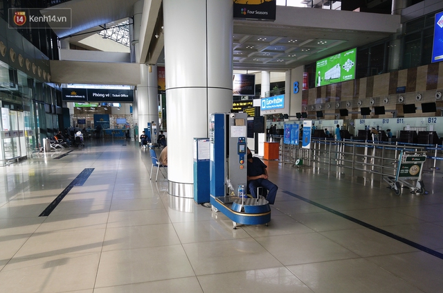 Ảnh: Sân bay Nội Bài vắng vẻ cân Tết Nguyên Đán, khác hẳn cảnh tượng đông đúc mọi năm - Ảnh 8.