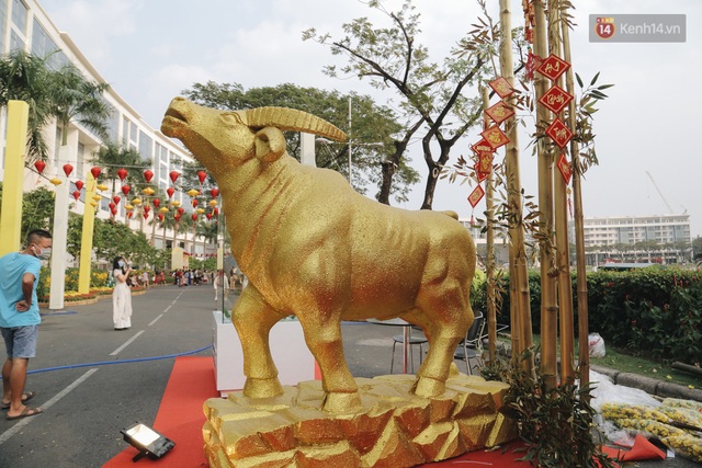 Cận cảnh đường hoa Tết Tân Sửu 2021 phong cách tối giản tại phố nhà giàu Sài Gòn - Ảnh 2.