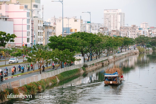 Thuyền hoa của người miền Tây chở Tết cho người Sài Gòn đã cập Bến Bình Đông, lượng khách đổ về ngày một đông dịp giáp Tết  - Ảnh 2.