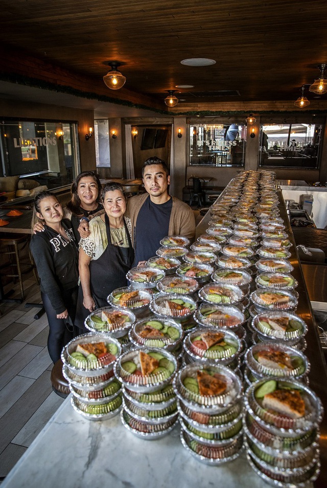  Nhà hàng Việt cung cấp 60.000 bữa ăn miễn phí mùa Covid, báo Mỹ ca ngợi nhà hàng hào phóng nhất - Ảnh 2.