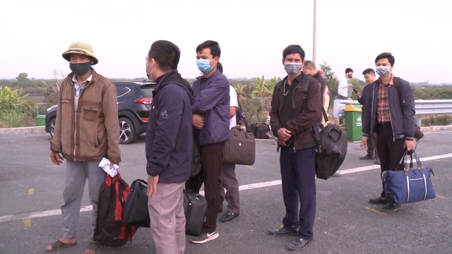  Người dân vạ vật bắt xe trên cao tốc để rời Quảng Ninh  - Ảnh 2.