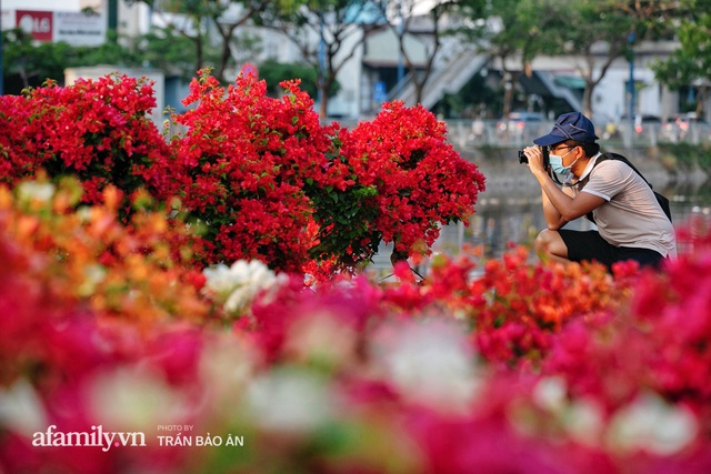 Thuyền hoa của người miền Tây chở Tết cho người Sài Gòn đã cập Bến Bình Đông, lượng khách đổ về ngày một đông dịp giáp Tết  - Ảnh 14.