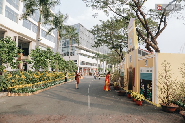 Cận cảnh đường hoa Tết Tân Sửu 2021 phong cách tối giản tại phố nhà giàu Sài Gòn - Ảnh 3.