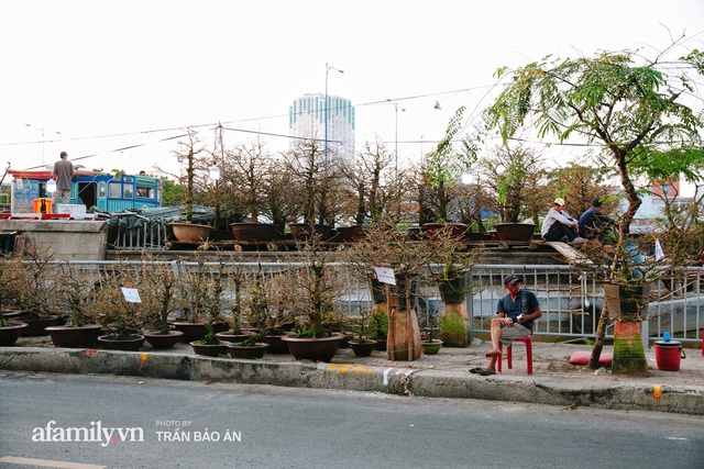 Thuyền hoa của người miền Tây chở Tết cho người Sài Gòn đã cập Bến Bình Đông, lượng khách đổ về ngày một đông dịp giáp Tết  - Ảnh 3.