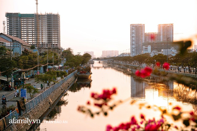 Thuyền hoa của người miền Tây chở Tết cho người Sài Gòn đã cập Bến Bình Đông, lượng khách đổ về ngày một đông dịp giáp Tết  - Ảnh 21.