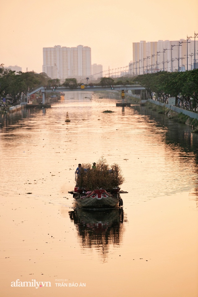 Thuyền hoa của người miền Tây chở Tết cho người Sài Gòn đã cập Bến Bình Đông, lượng khách đổ về ngày một đông dịp giáp Tết  - Ảnh 23.