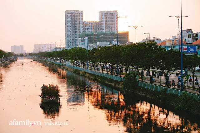 Thuyền hoa của người miền Tây chở Tết cho người Sài Gòn đã cập Bến Bình Đông, lượng khách đổ về ngày một đông dịp giáp Tết  - Ảnh 24.