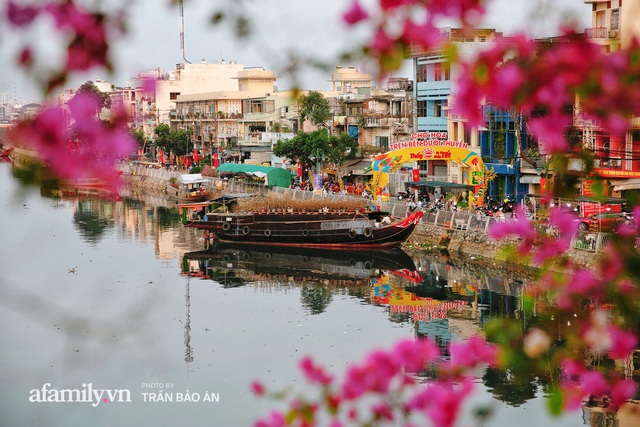 Thuyền hoa của người miền Tây chở Tết cho người Sài Gòn đã cập Bến Bình Đông, lượng khách đổ về ngày một đông dịp giáp Tết  - Ảnh 4.