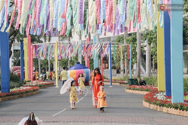 Cận cảnh đường hoa Tết Tân Sửu 2021 phong cách tối giản tại phố nhà giàu Sài Gòn - Ảnh 6.