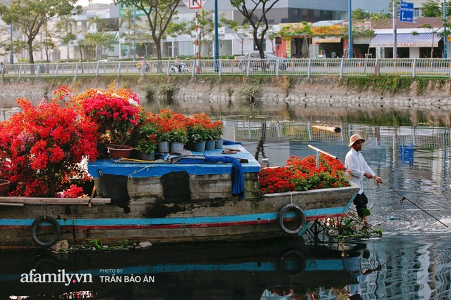 Thuyền hoa của người miền Tây chở Tết cho người Sài Gòn đã cập Bến Bình Đông, lượng khách đổ về ngày một đông dịp giáp Tết  - Ảnh 8.