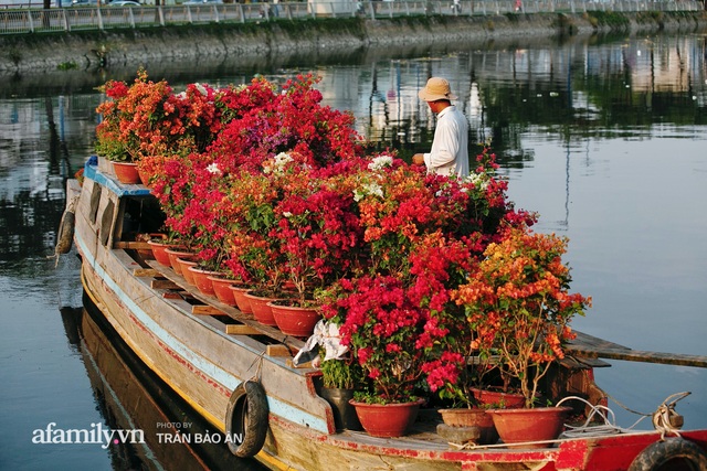 Thuyền hoa của người miền Tây chở Tết cho người Sài Gòn đã cập Bến Bình Đông, lượng khách đổ về ngày một đông dịp giáp Tết  - Ảnh 9.