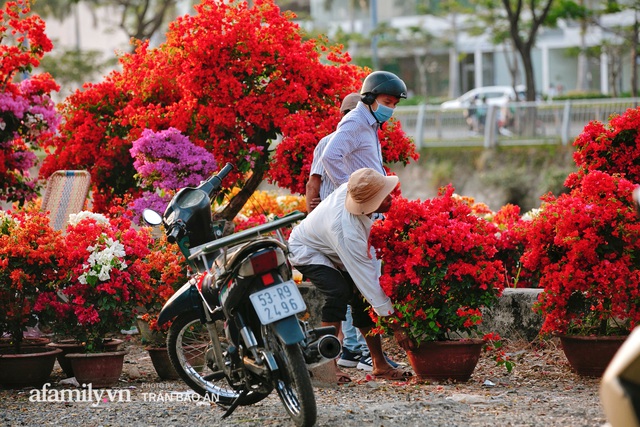 Thuyền hoa của người miền Tây chở Tết cho người Sài Gòn đã cập Bến Bình Đông, lượng khách đổ về ngày một đông dịp giáp Tết  - Ảnh 10.