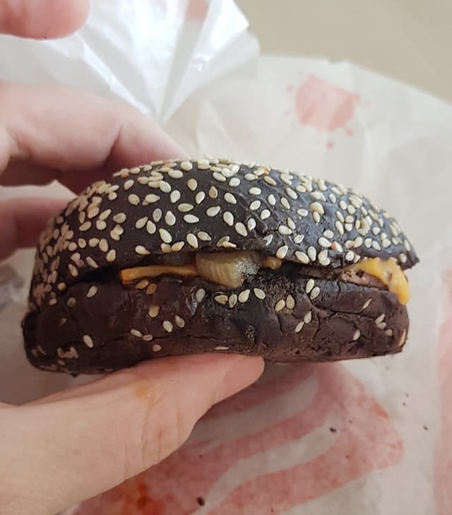 Hồng đen trong bánh mì bạn đó: Burger King ra mắt phiên bản black & pink burger nhân dịp Valentine - Ảnh 4.