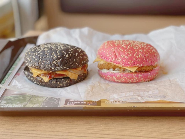 Hồng đen trong bánh mì bạn đó: Burger King ra mắt phiên bản black & pink burger nhân dịp Valentine - Ảnh 2.