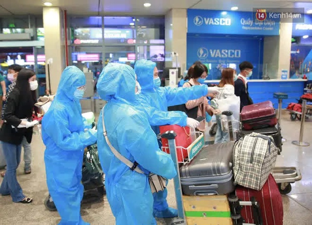 Tối 27 tháng Chạp ở Tân Sơn Nhất: Hành khách mặc áo mưa, đồ bảo hộ kín mít chờ về quê đón Tết - Ảnh 4.