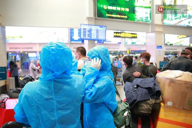 Tối 27 tháng Chạp ở Tân Sơn Nhất: Hành khách mặc áo mưa, đồ bảo hộ kín mít chờ về quê đón Tết - Ảnh 5.