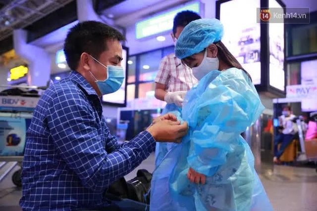 Tối 27 tháng Chạp ở Tân Sơn Nhất: Hành khách mặc áo mưa, đồ bảo hộ kín mít chờ về quê đón Tết - Ảnh 15.