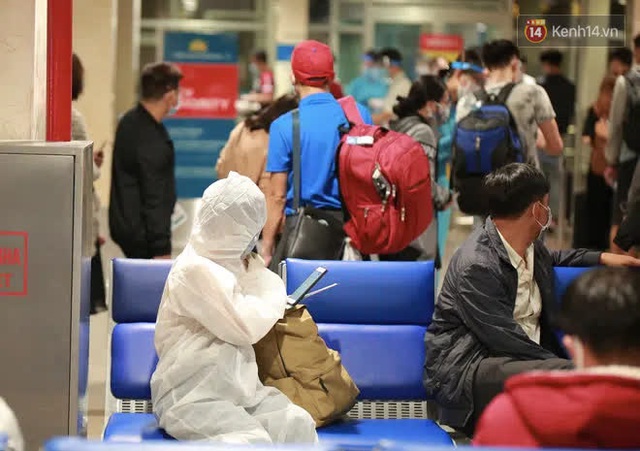 Tối 27 tháng Chạp ở Tân Sơn Nhất: Hành khách mặc áo mưa, đồ bảo hộ kín mít chờ về quê đón Tết - Ảnh 18.