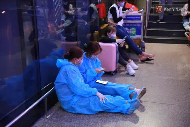 Tối 27 tháng Chạp ở Tân Sơn Nhất: Hành khách mặc áo mưa, đồ bảo hộ kín mít chờ về quê đón Tết - Ảnh 20.