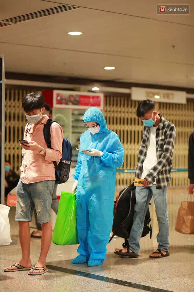 Tối 27 tháng Chạp ở Tân Sơn Nhất: Hành khách mặc áo mưa, đồ bảo hộ kín mít chờ về quê đón Tết - Ảnh 11.