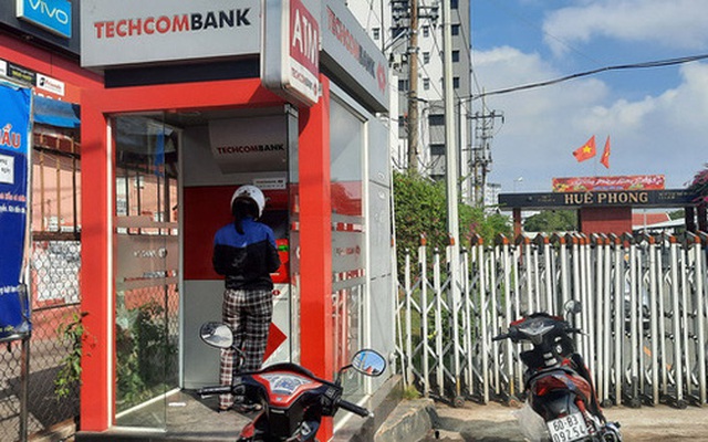 Thưa thớt chủ thẻ rút tiền qua ATM tại cổng nhà máy Công ty Giày Huê Phong , quận Gò Vấp, TPHCM